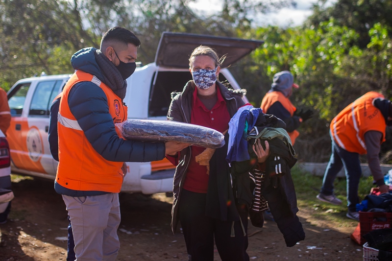  Defesa Civil : Canoas arrecada mais de 100 mil peças de roupas na Campanha do agasalho