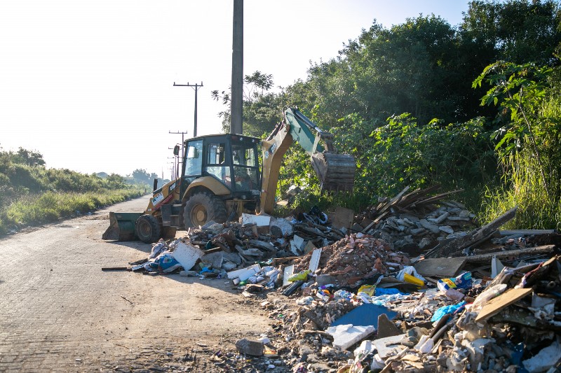  Mutirão de limpeza retira mais de 100 caminhões de lixo no Bairro Rio Branco
