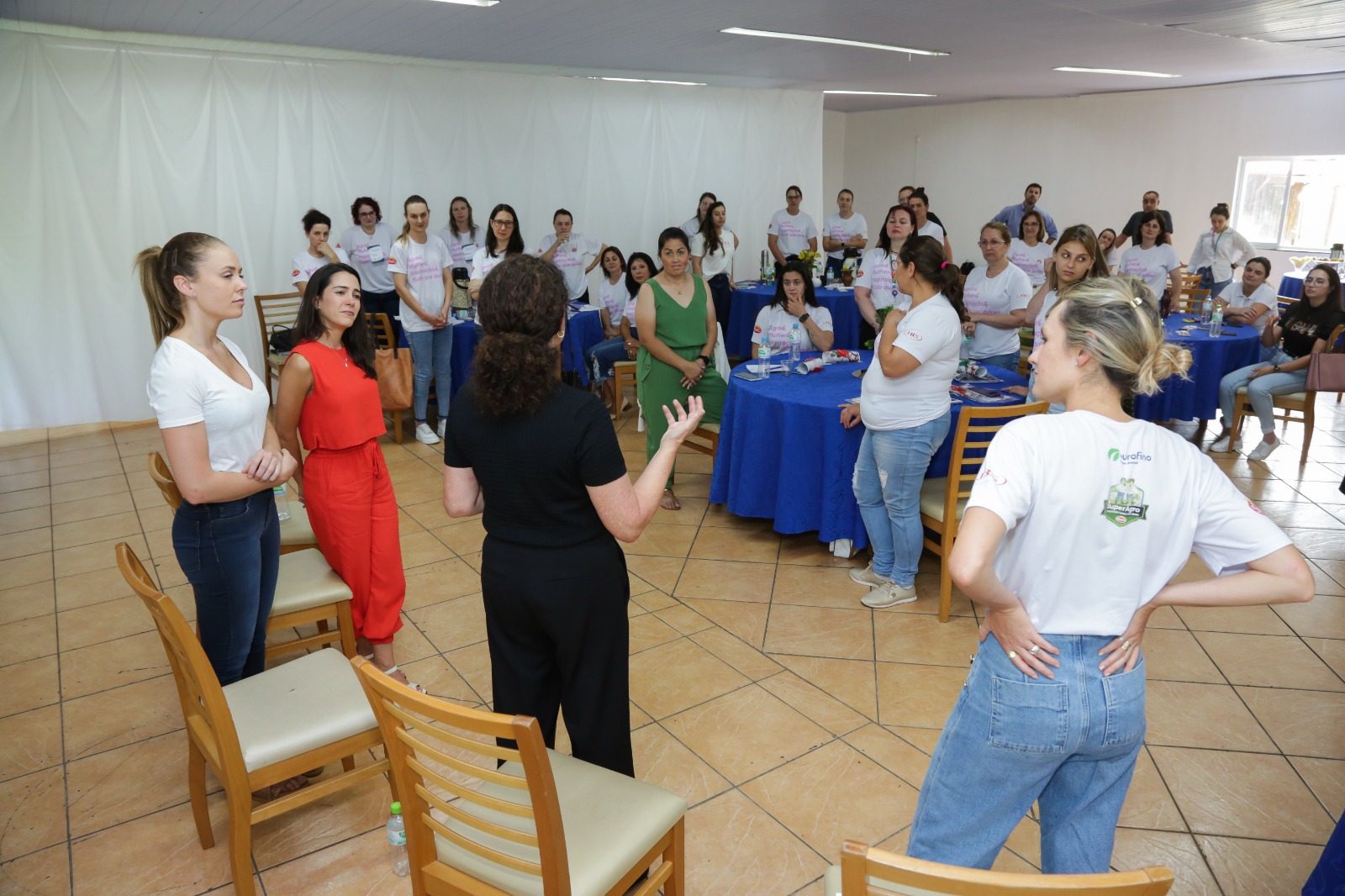 JBS lança curso gratuito para mulheres produtoras de aves e suínos