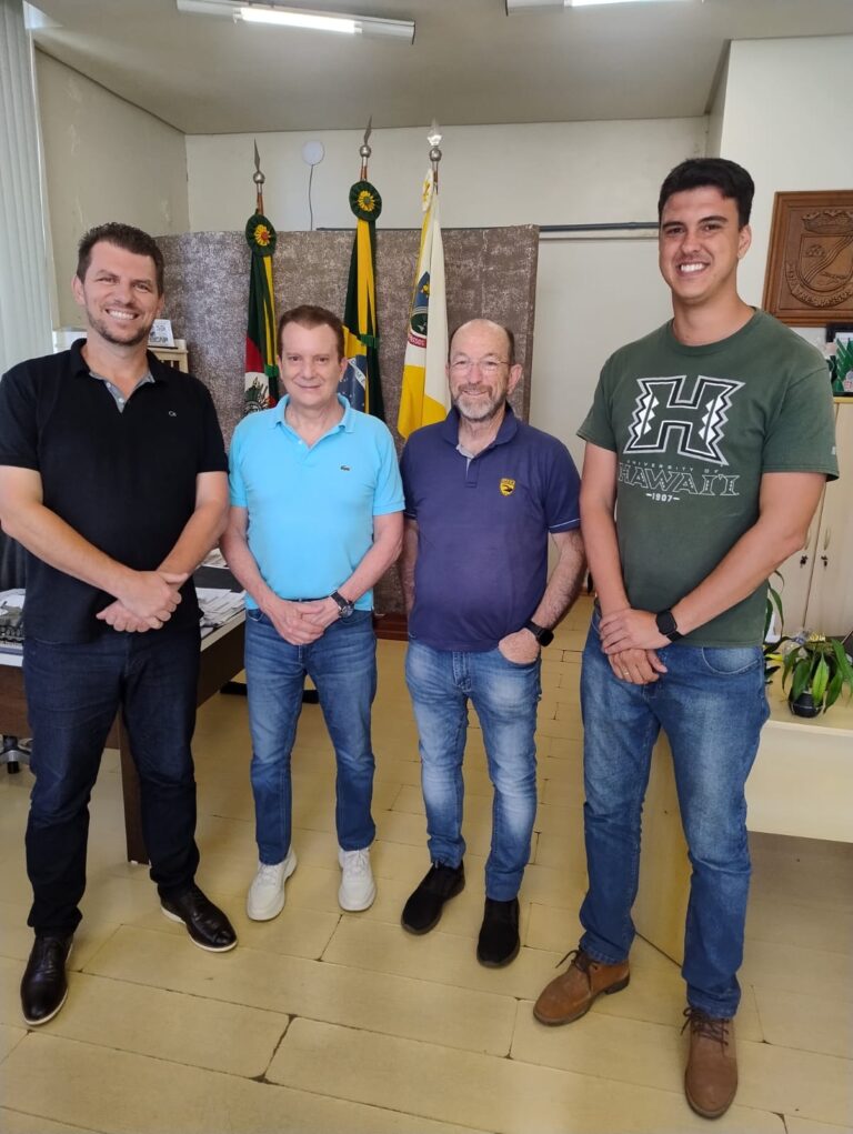 Prefeito em Exercício, Deputado Federal Celso Russomanno e Engenheiros discutem avanços na pavimentação da ERS-305