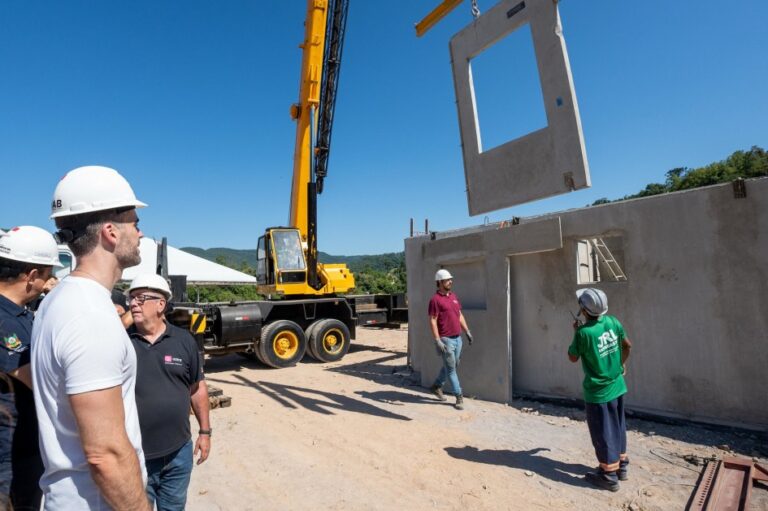 Leite visita construção das primeiras casas definitivas para atingidos por enchentes no Vale do Taquari