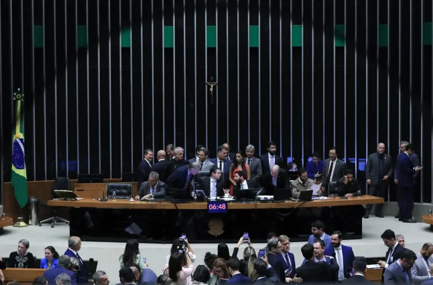 Câmara aprova urgência para PL que proíbe desconto automático no INSS