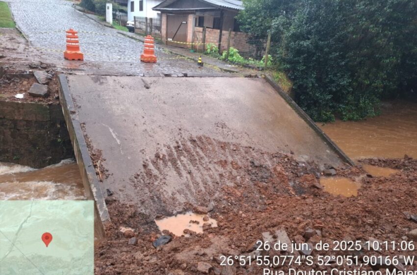 Ponte cede após fortes chuvas no Oeste de SC; área é isolada e remoção emergencial está em andamento