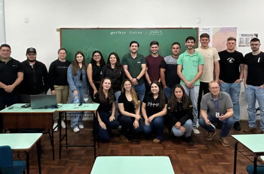  Cotrifred participa de aula do 5º semestre de Agronomia da URI