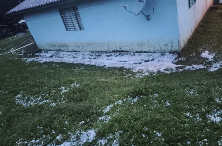  Vendaval e granizo causam destruição em cidade do Oeste de SC e mobilizam bombeiros