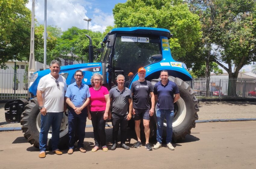  Rodeio Bonito adquire trator para ampliar trabalho voltado a agricultura