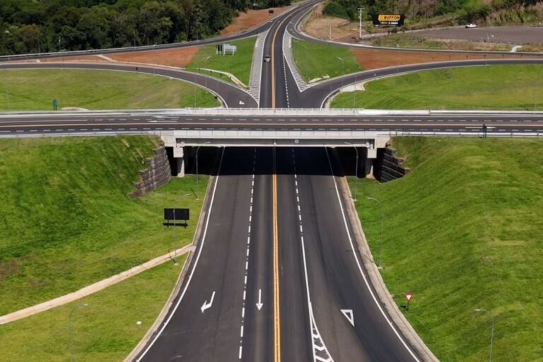 Governador inaugura elevado histórico em Maravilha e assina convênio do Estrada Boa Rural no Oeste catarinense