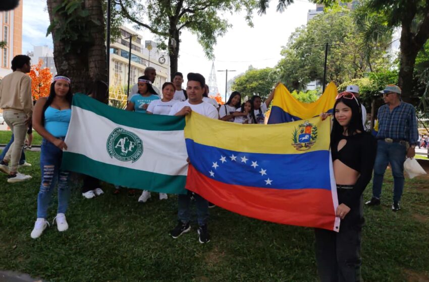  Imigrantes venezuelanos em Chapecó comemoram queda de Maduro