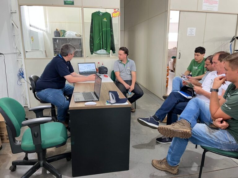Cotrifred realiza treinamento para balconistas das lojas agropecuárias em parceria com empresas do setor