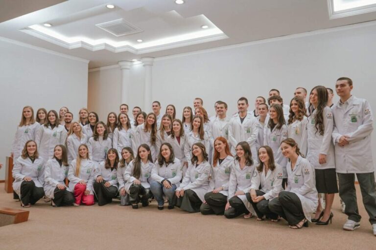 Cerimônia do Jaleco simboliza compromisso com a formação médica e acolhe novos acadêmicos do curso de Medicina da UPF
