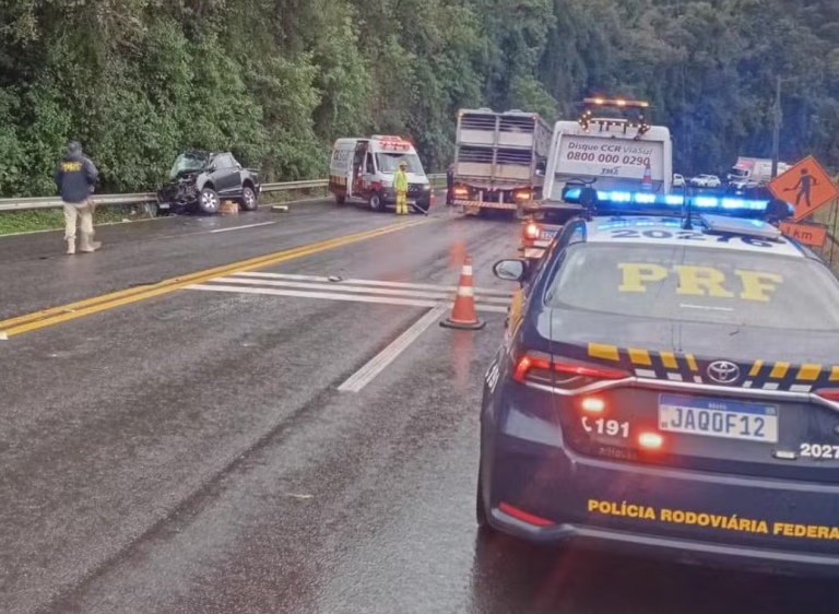 Acidente entre ônibus da empresa Ouro e Prata, linha Frederico Westphalen- Porto Alegre  e caminhonete deixa dois mortos