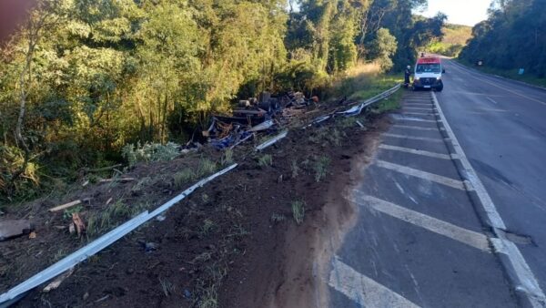  Motorista fica preso às ferragens após carreta sair da pista e capotar no Oeste Catarinense