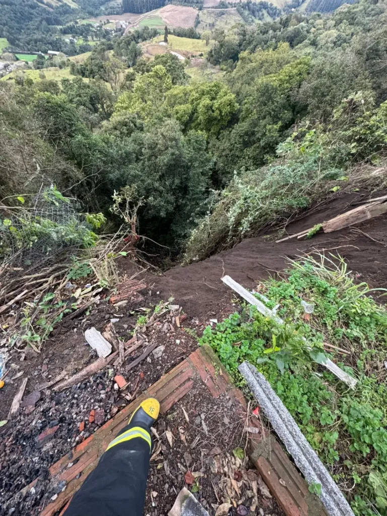 Deslizamento de terreno preocupa moradores no Oeste e gera risco em área residencial