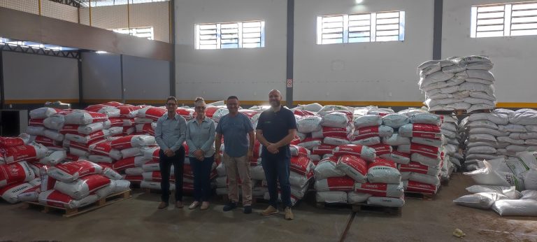 Administração Municipal de Rodeio Bonito entrega fertilizante de forma gratuita aos produtores rurais
