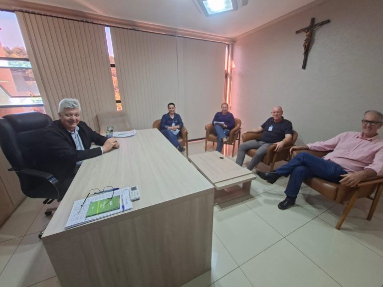 Prefeito Gilson de Carli recebe integrantes da direção do Hospital São José