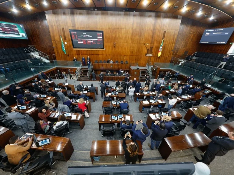 Por unanimidade, Assembleia derruba veto do governador Eduardo Leite