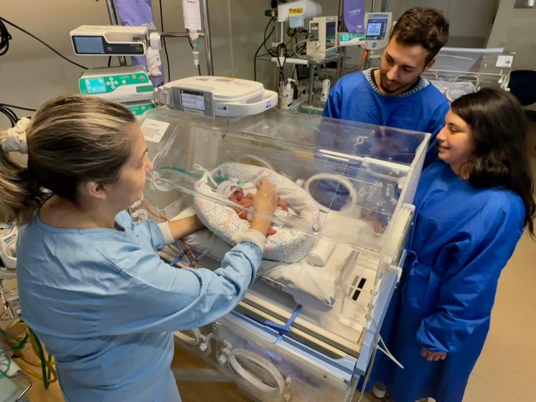 Antes mesmo do colo, prematuros do HSVP recebem um cuidado que chega em gotas