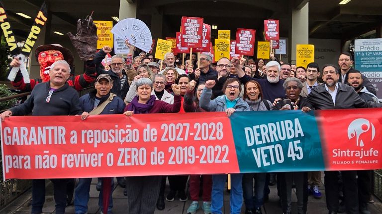SERVIDORES DO JUDICIÁRIO FEDERAL NO RS FAZEM MOBILIZAÇÃO POR REPOSIÇÃO SALARIAL E MUDANÇAS NA CARREIRA