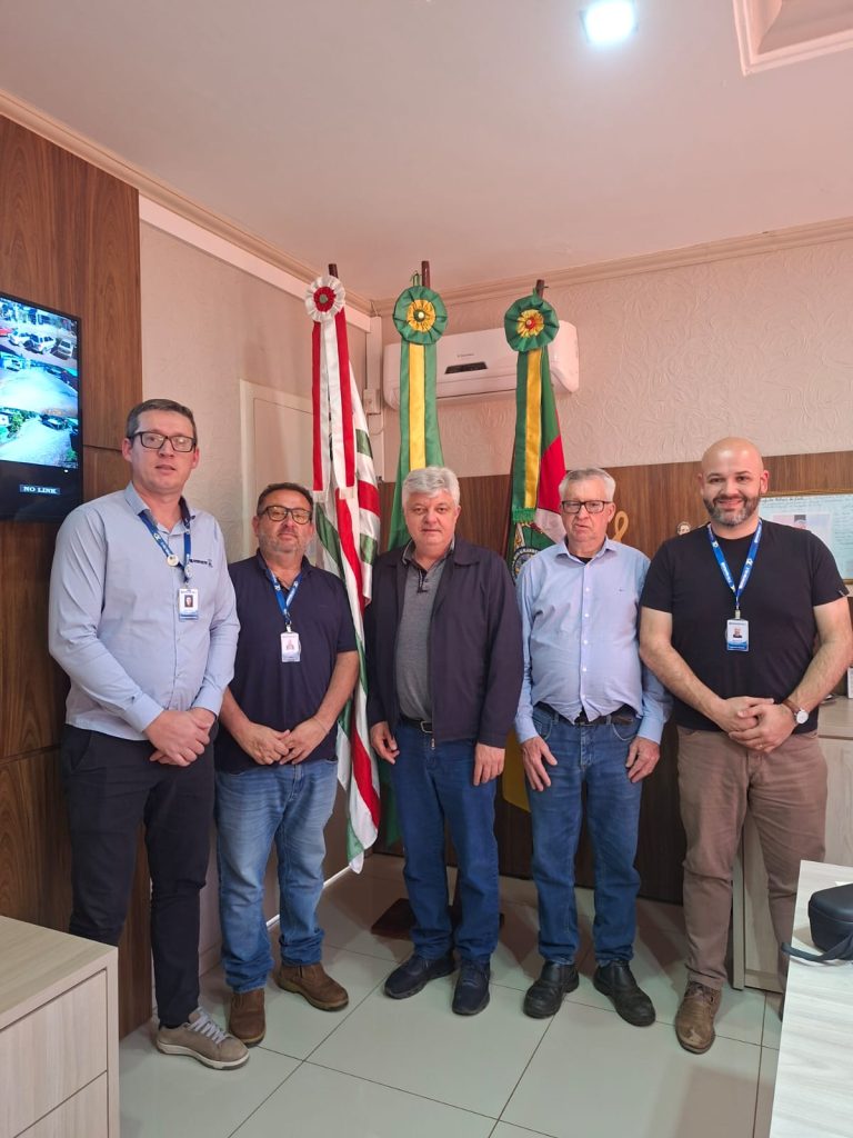 Prefeito de Liberato Salzano recebe técnicos da Emater para tratar dos impactos dos temporais na agricultura