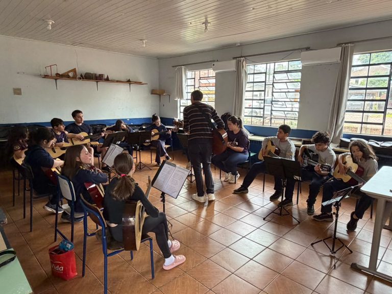 Prefeitura de Seberi amplia atividades no contraturno escolar com aulas de muay thai, violão, canto e coral