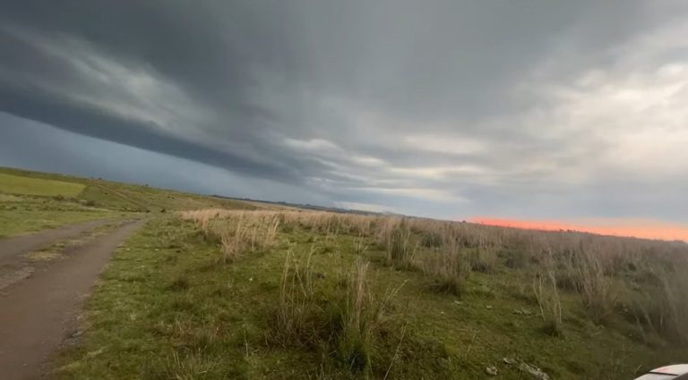 Caçadores de tempestades registram ‘supercélula’ em Alegrete durante período de temporais