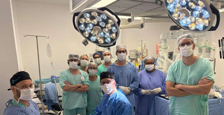 Clínicas realiza primeira cirurgia para doação de rim para transplante com técnica robótica no RS
